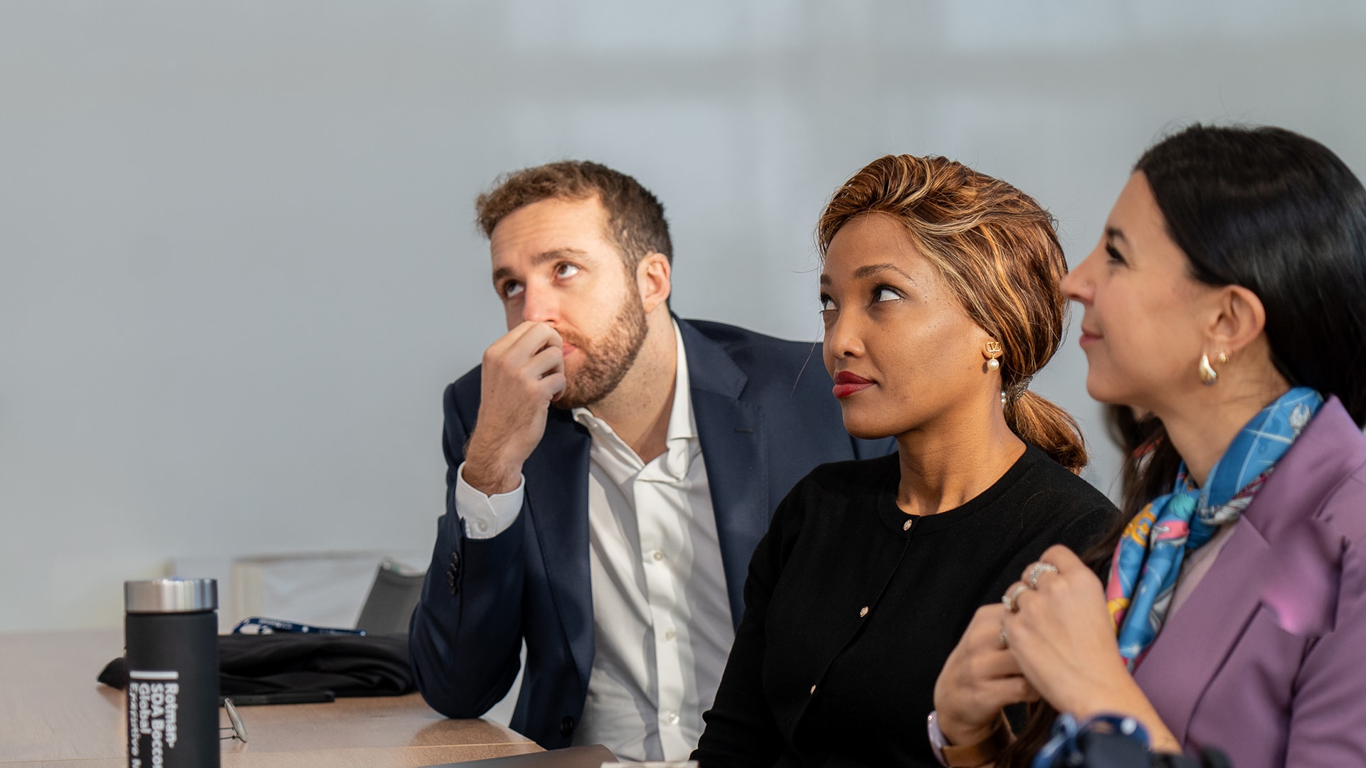 Un uomo e due donne che ascoltano